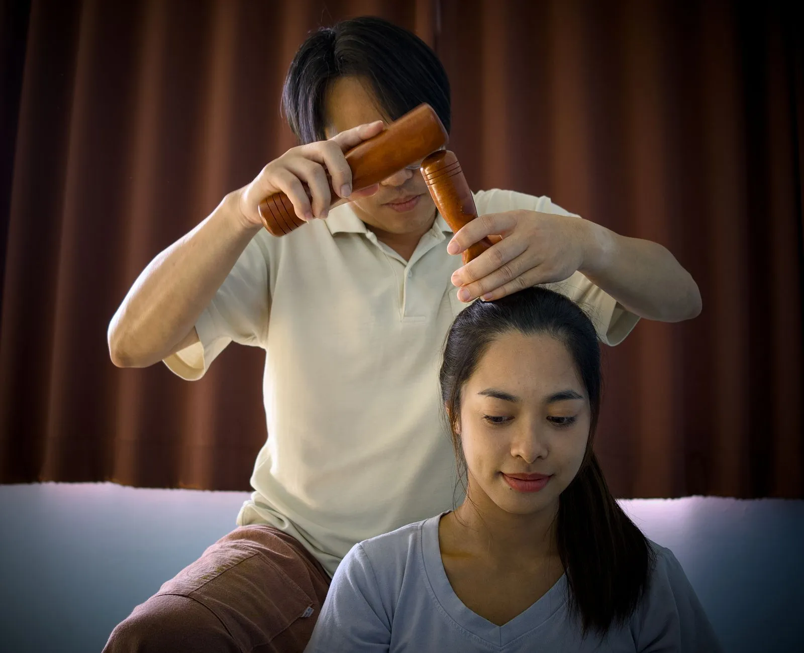 办公族身体不适调理方案：精油推背结合美容美体手法的应用实践